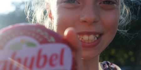 Dites « Cheeeeese » avec Jules Bel, l’inventeur de l’expression qui a rendu les photos souriantes