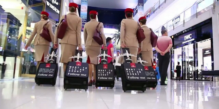 Les hôtesses de Fly Emirates enflamment un stade de foot