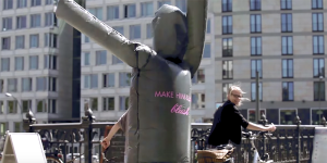 Street Marketing : une marque de lingerie fait sa pub avec des sacs poubelles !