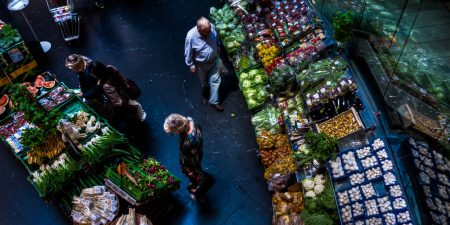 Forcer le don d’invendus : une vraie bonne idée ou une obligation malsaine ?