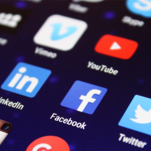Réseaux sociaux : fake news et deepfake dans le collimateur