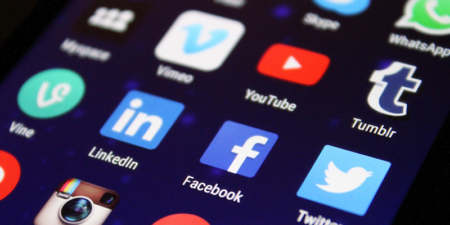 Réseaux sociaux : fake news et deepfake dans le collimateur