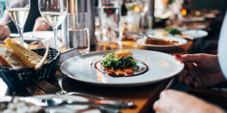 Coronavirus : les restaurants restent ouverts en zone d’alerte maximale avec un protocole renforcé