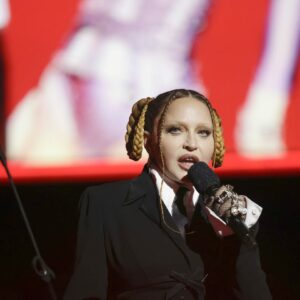 Madonna apparaît sous un nouveau look et provoque le tollé