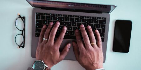 Afrique : un célèbre écrivain guinéen à la recherche de son manuscrit volé