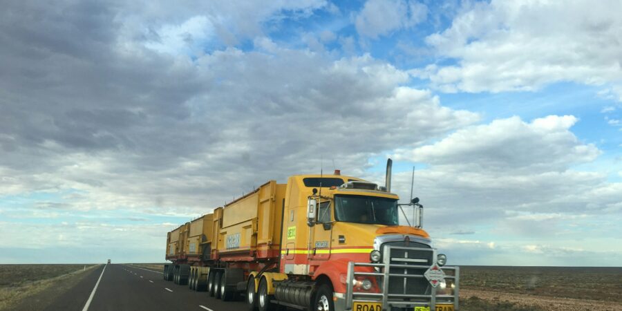 Transports : bientôt une écotaxe sur les poids lourds ?