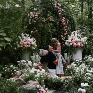 Taylor Swift et Travis Kelce officialisent leurs fiançailles
